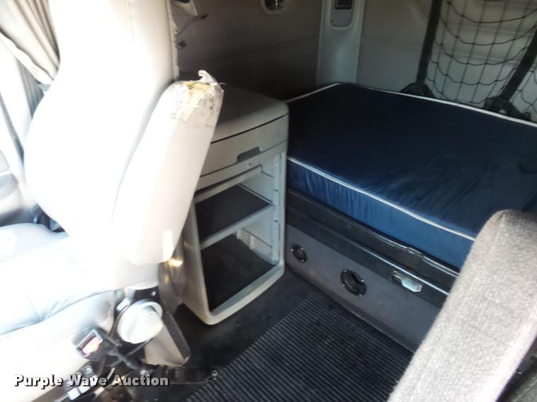 image for item J1532 2005 Freightliner Columbia semi truck