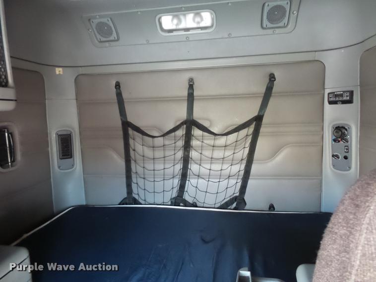 image for item J1532 2005 Freightliner Columbia semi truck