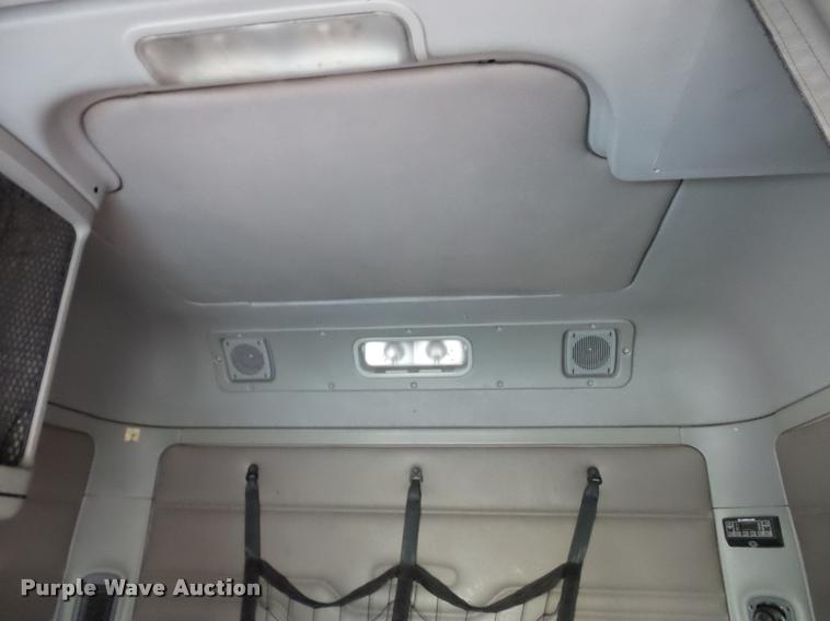 image for item J1532 2005 Freightliner Columbia semi truck