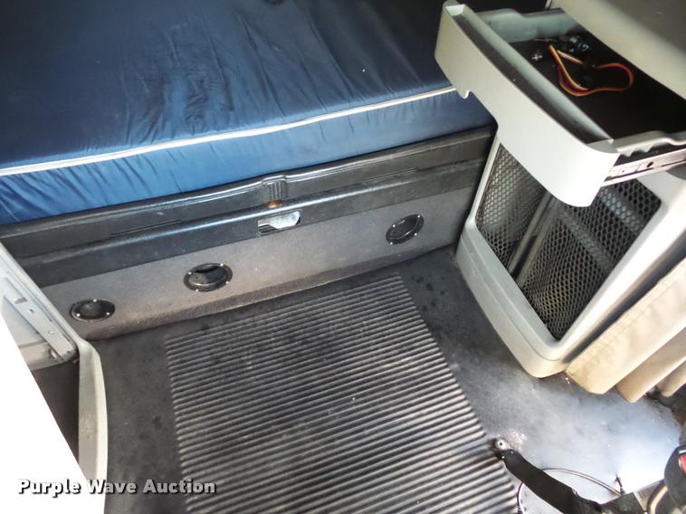 image for item J1532 2005 Freightliner Columbia semi truck