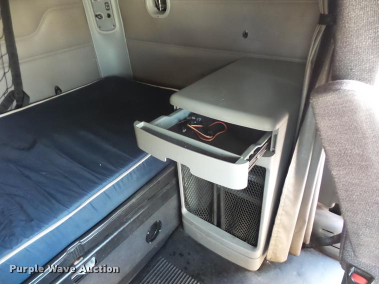 image for item J1532 2005 Freightliner Columbia semi truck