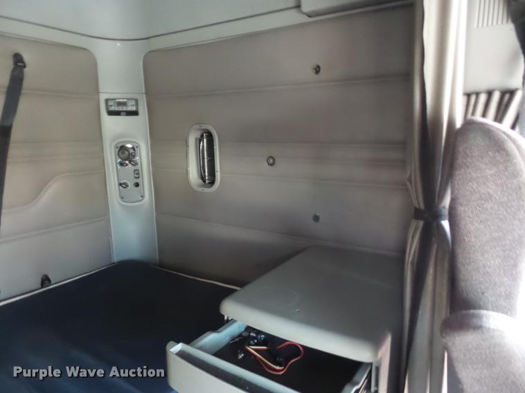 image for item J1532 2005 Freightliner Columbia semi truck