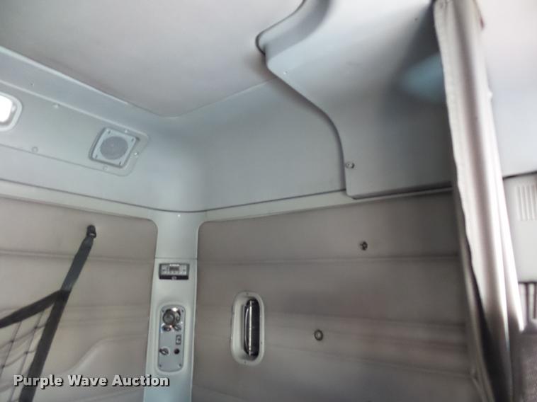 image for item J1532 2005 Freightliner Columbia semi truck