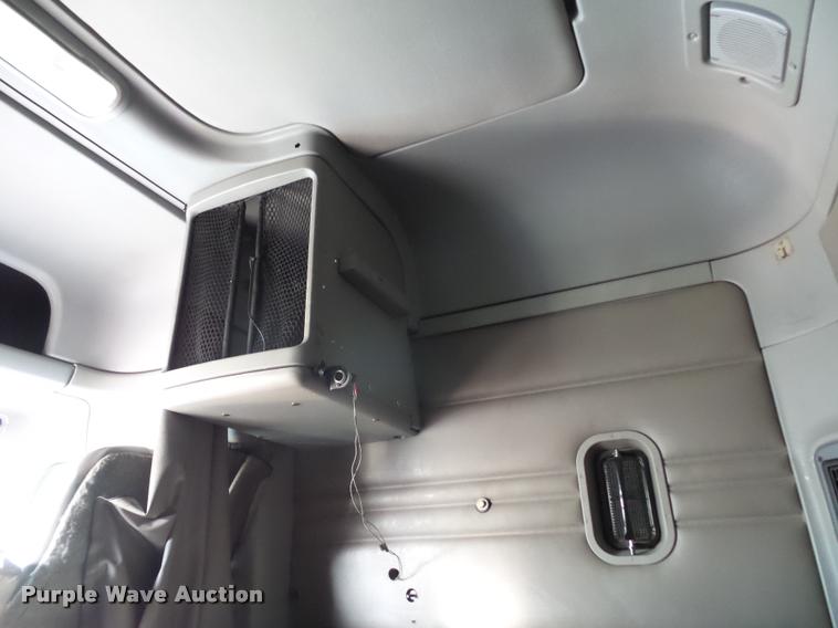 image for item J1532 2005 Freightliner Columbia semi truck