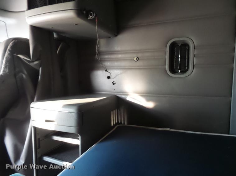 image for item J1532 2005 Freightliner Columbia semi truck