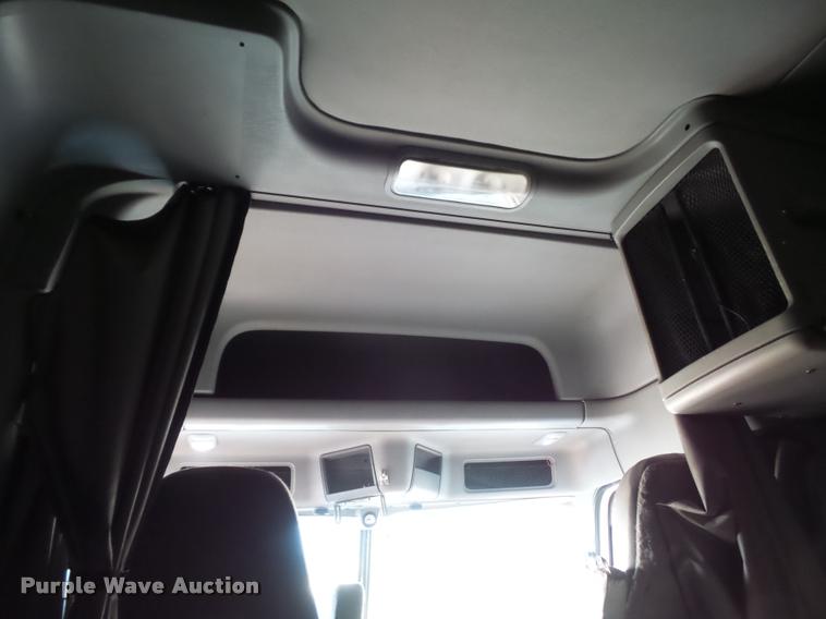 image for item J1532 2005 Freightliner Columbia semi truck