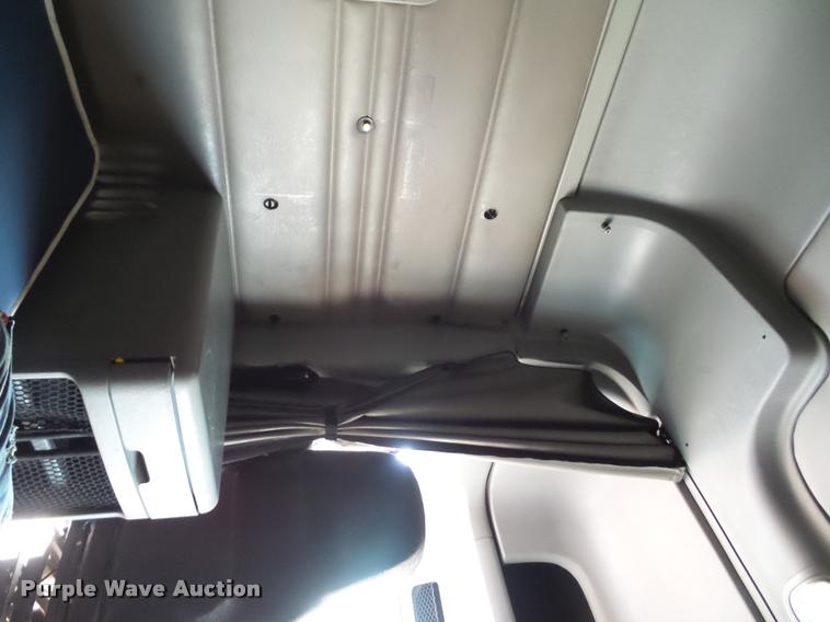 image for item J1532 2005 Freightliner Columbia semi truck