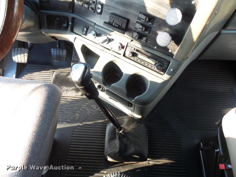 image for item J1532 2005 Freightliner Columbia semi truck