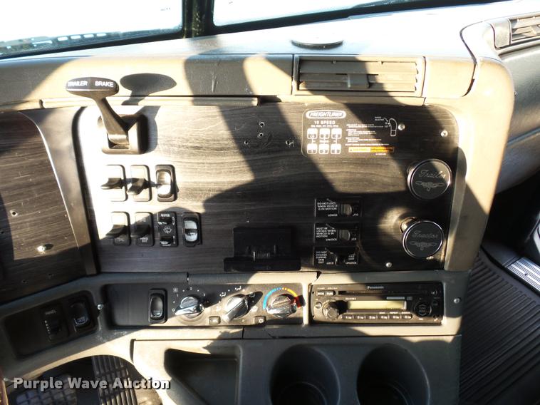 image for item J1532 2005 Freightliner Columbia semi truck