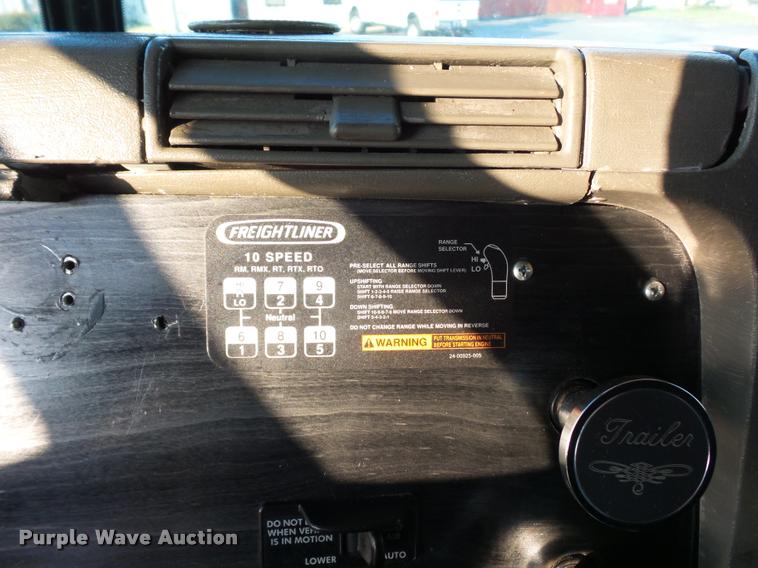 image for item J1532 2005 Freightliner Columbia semi truck