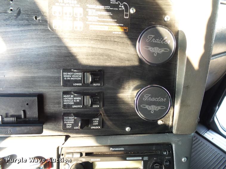 image for item J1532 2005 Freightliner Columbia semi truck