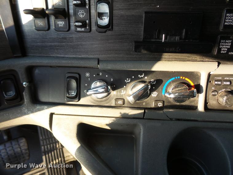 image for item J1532 2005 Freightliner Columbia semi truck