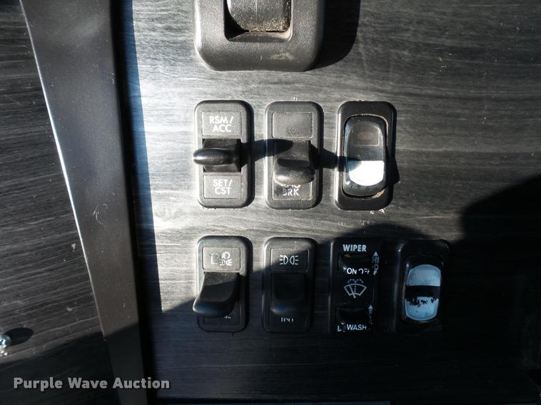 image for item J1532 2005 Freightliner Columbia semi truck