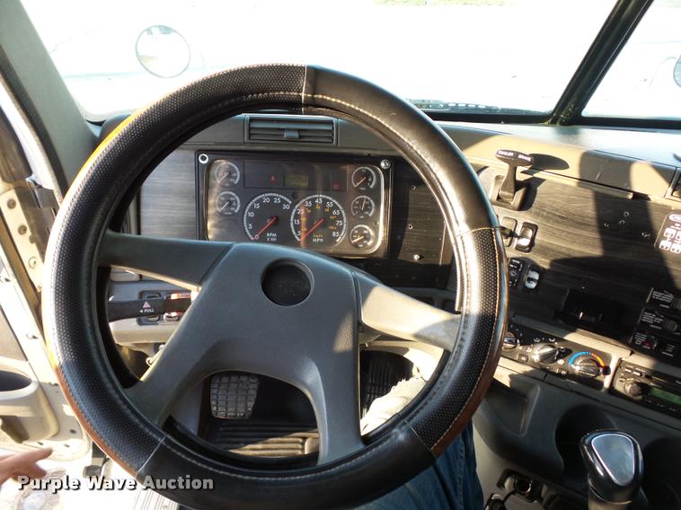 image for item J1532 2005 Freightliner Columbia semi truck