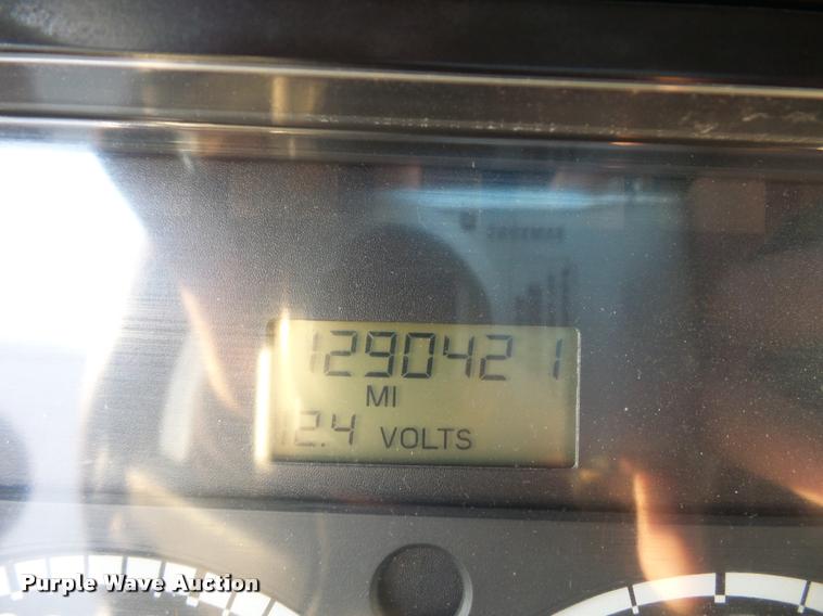 image for item J1532 2005 Freightliner Columbia semi truck