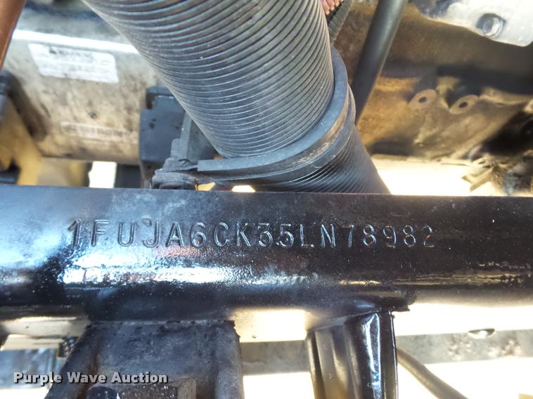 image for item J1532 2005 Freightliner Columbia semi truck