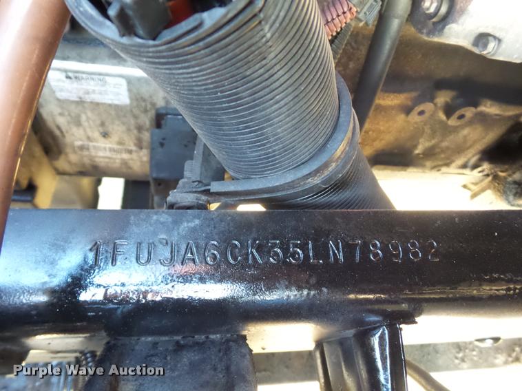 image for item J1532 2005 Freightliner Columbia semi truck