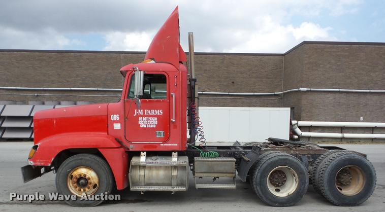 image for item J8661 1997 Freightliner FLD semi truck