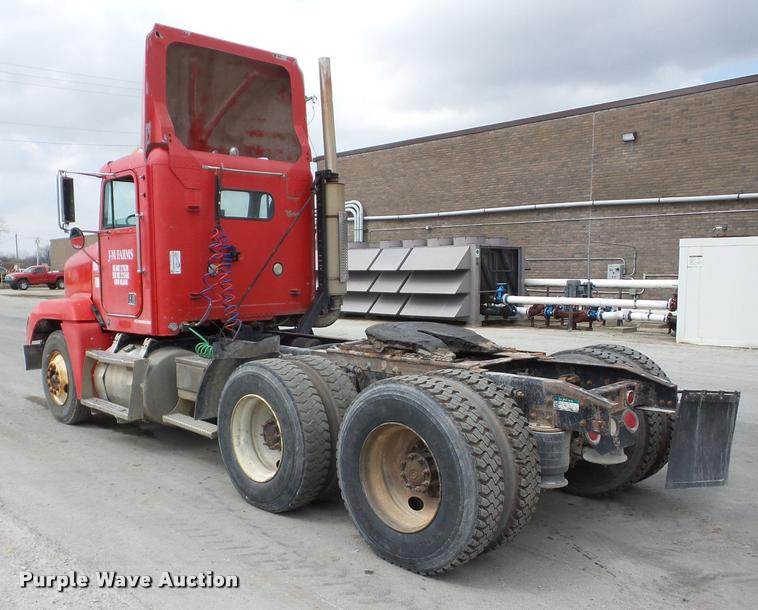 image for item J8661 1997 Freightliner FLD semi truck