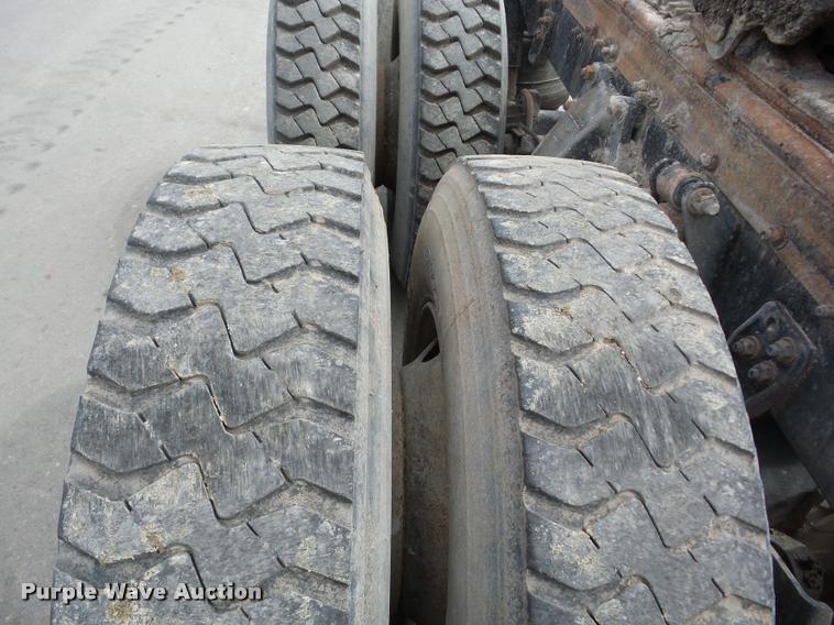 image for item J8661 1997 Freightliner FLD semi truck