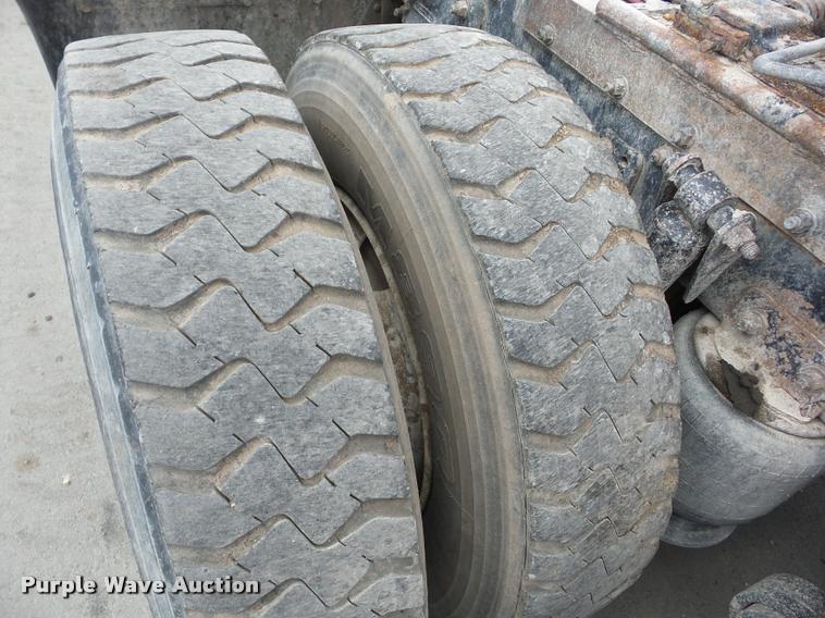 image for item J8661 1997 Freightliner FLD semi truck