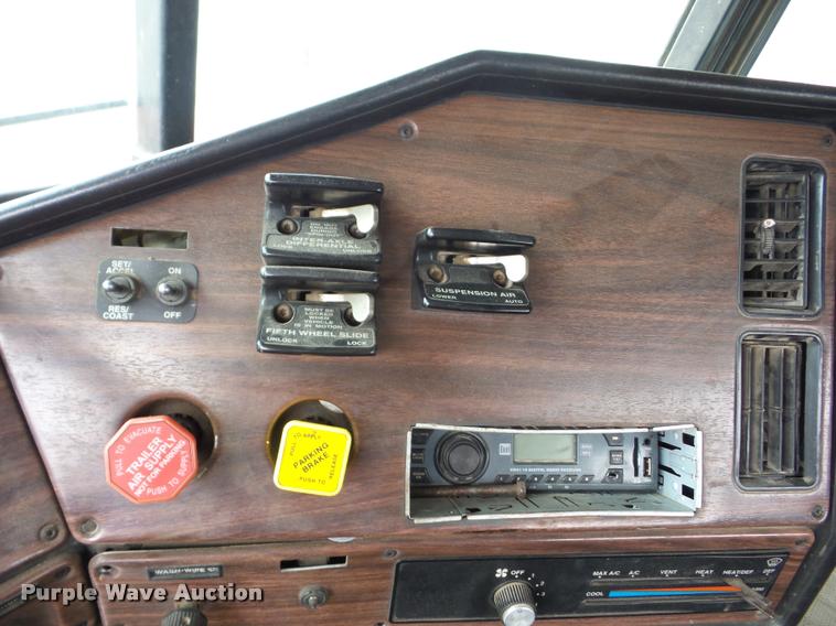 image for item J8661 1997 Freightliner FLD semi truck