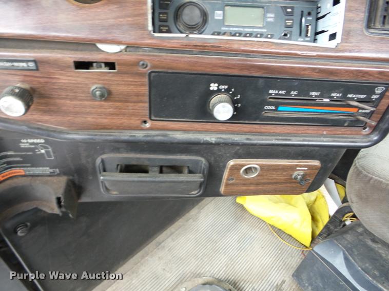 image for item J8661 1997 Freightliner FLD semi truck