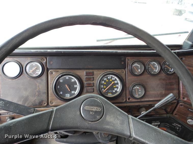image for item J8661 1997 Freightliner FLD semi truck