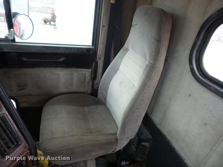 image for item J8661 1997 Freightliner FLD semi truck