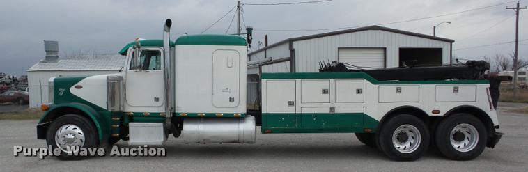 image for item J8662 1992 Peterbilt 379 wrecker truck