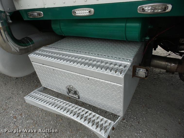 image for item J8662 1992 Peterbilt 379 wrecker truck