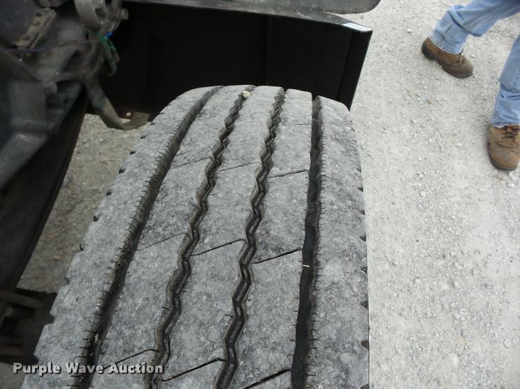 image for item J8662 1992 Peterbilt 379 wrecker truck