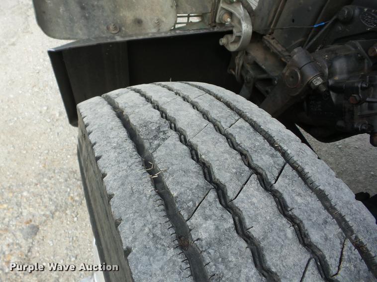 image for item J8662 1992 Peterbilt 379 wrecker truck