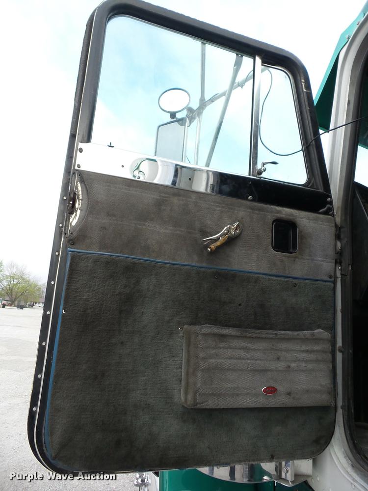 image for item J8662 1992 Peterbilt 379 wrecker truck