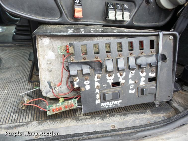 image for item J8662 1992 Peterbilt 379 wrecker truck