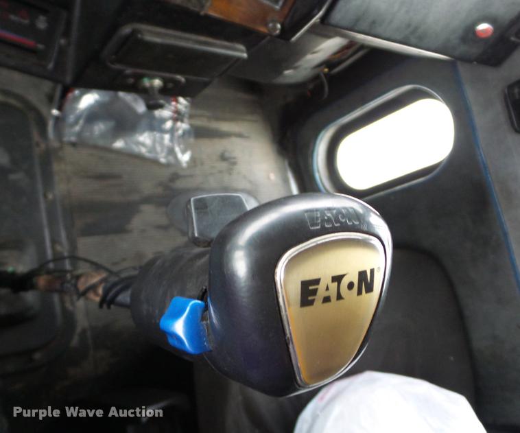 image for item J8662 1992 Peterbilt 379 wrecker truck