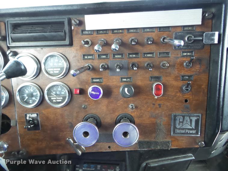 image for item J8662 1992 Peterbilt 379 wrecker truck