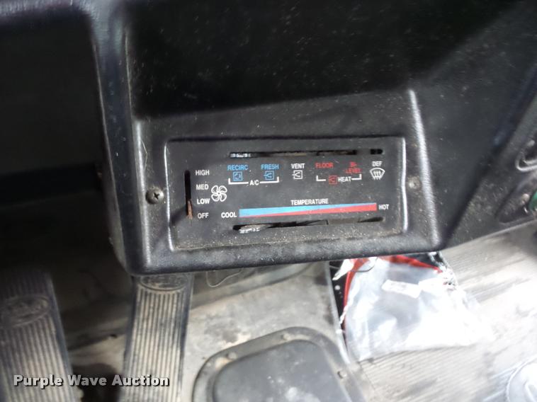 image for item J8662 1992 Peterbilt 379 wrecker truck