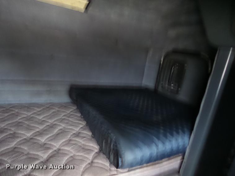 image for item J8662 1992 Peterbilt 379 wrecker truck