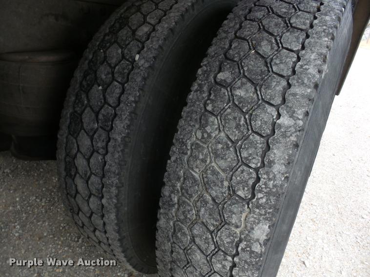 image for item J8662 1992 Peterbilt 379 wrecker truck