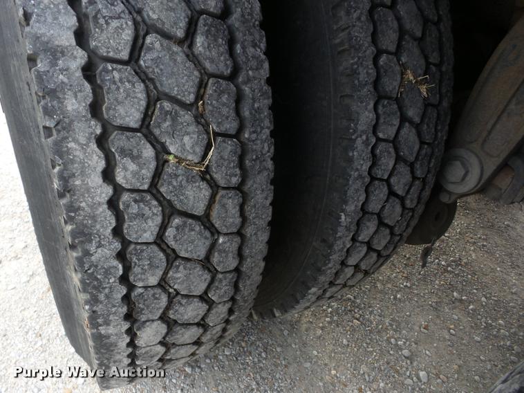 image for item J8662 1992 Peterbilt 379 wrecker truck