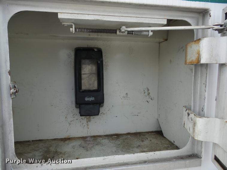 image for item J8662 1992 Peterbilt 379 wrecker truck