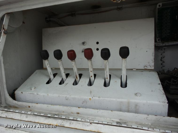 image for item J8662 1992 Peterbilt 379 wrecker truck