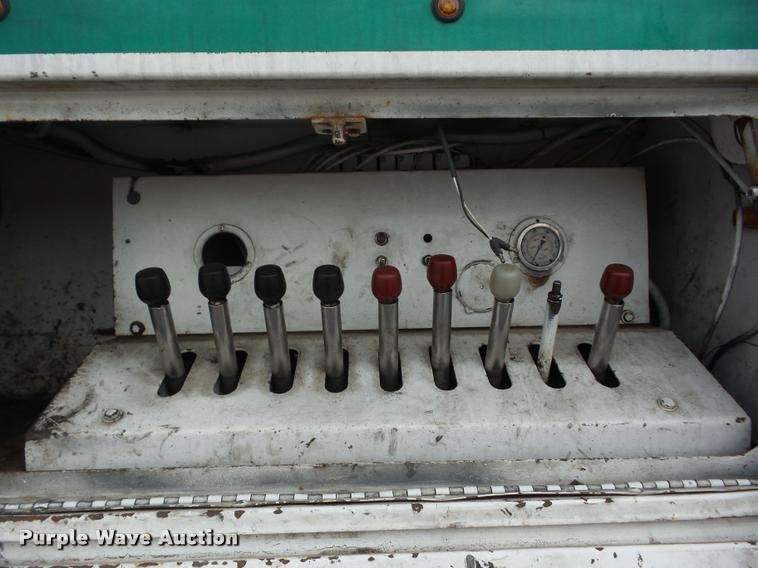 image for item J8662 1992 Peterbilt 379 wrecker truck