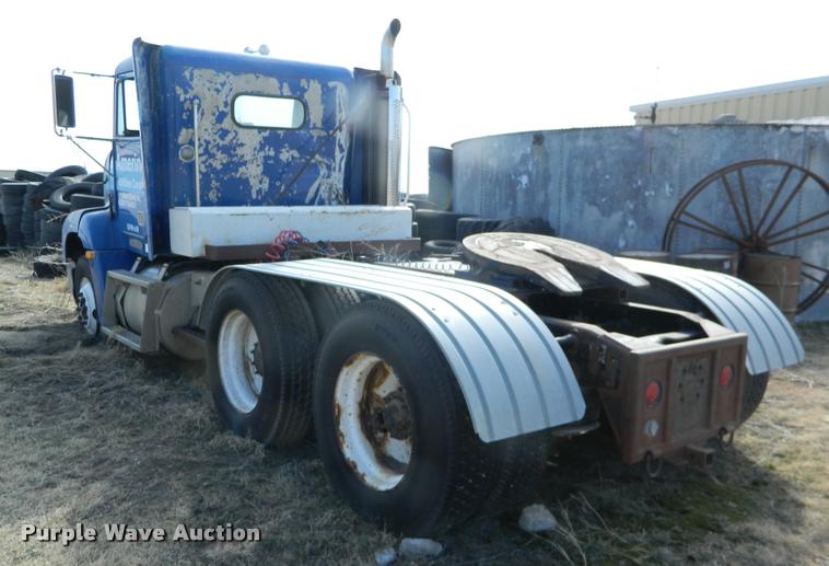 image for item K2694 1996 Freightliner FLD112 semi truck