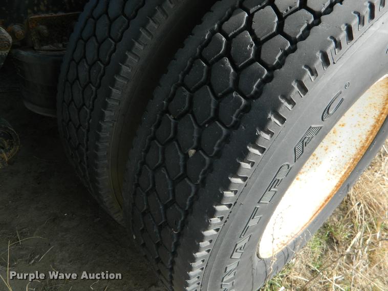 image for item K2694 1996 Freightliner FLD112 semi truck