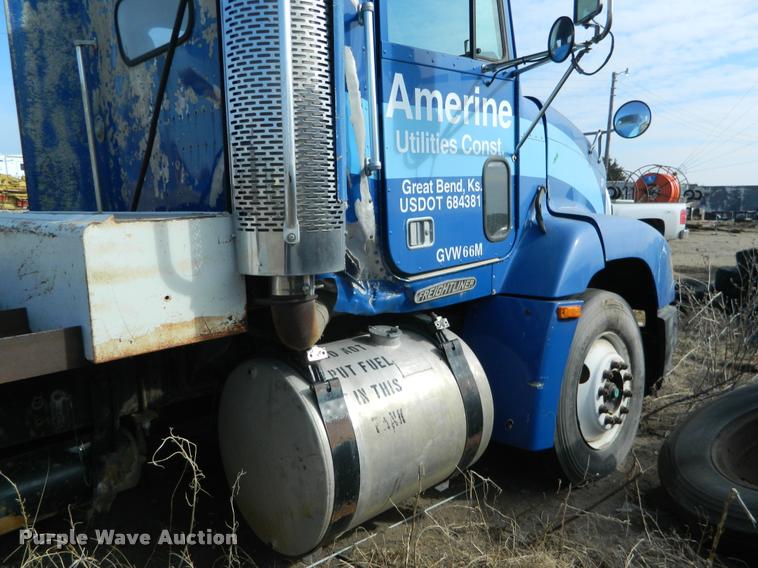 image for item K2694 1996 Freightliner FLD112 semi truck