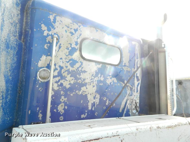 image for item K2694 1996 Freightliner FLD112 semi truck