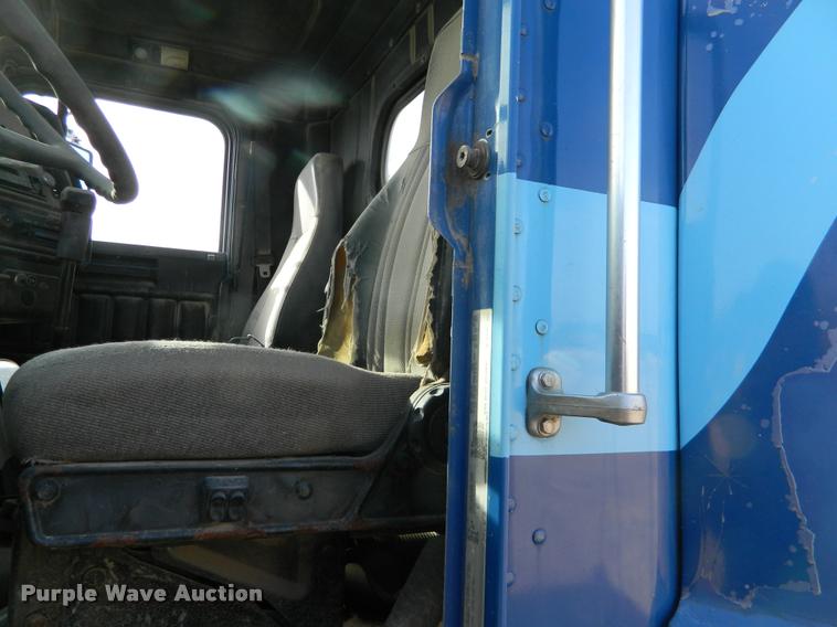 image for item K2694 1996 Freightliner FLD112 semi truck