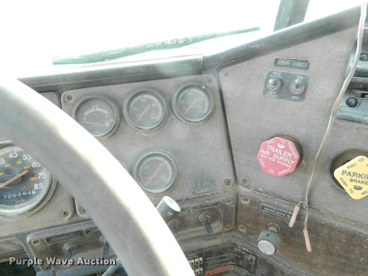 image for item K2694 1996 Freightliner FLD112 semi truck